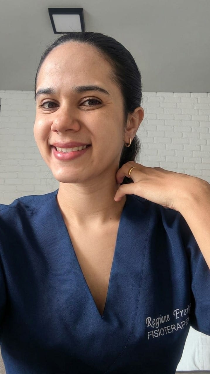 Dra. Regiane Freitas, fisioterapeuta, sorrindo.